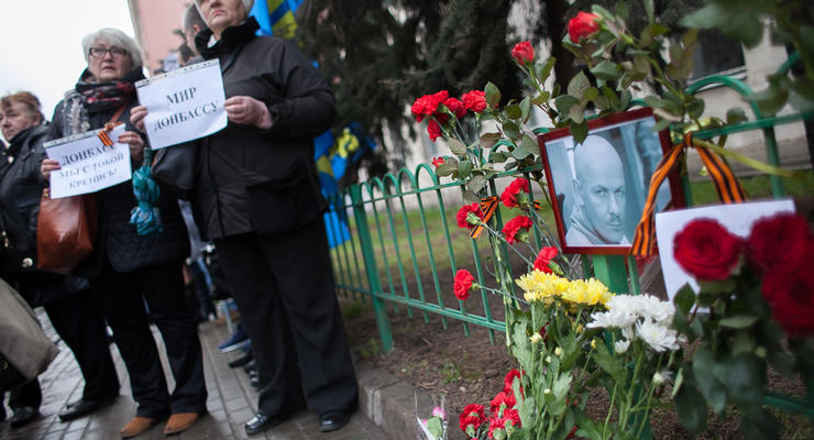 У посольства Украины в Москве проводят акцию в память Бузины