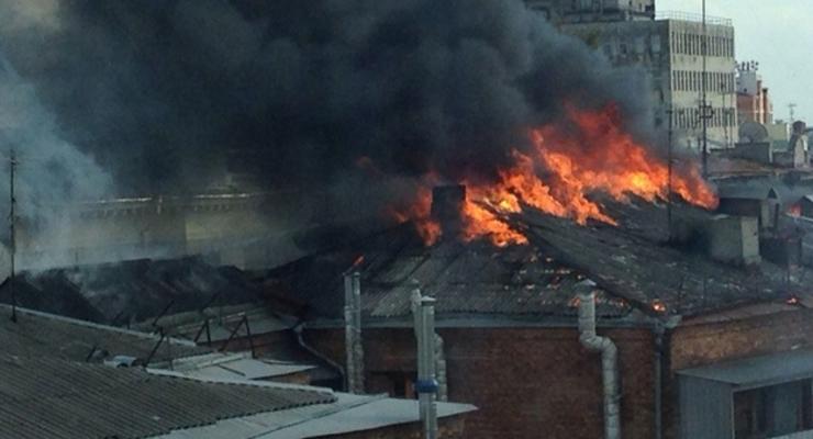 В центре Харькова горит жилой дом, есть пострадавшие