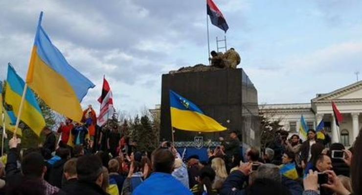 В Краматорске на проукраинском митинге снесли памятник Ленину