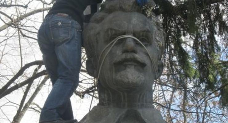 В Чернигове повалили памятники двум большевикам