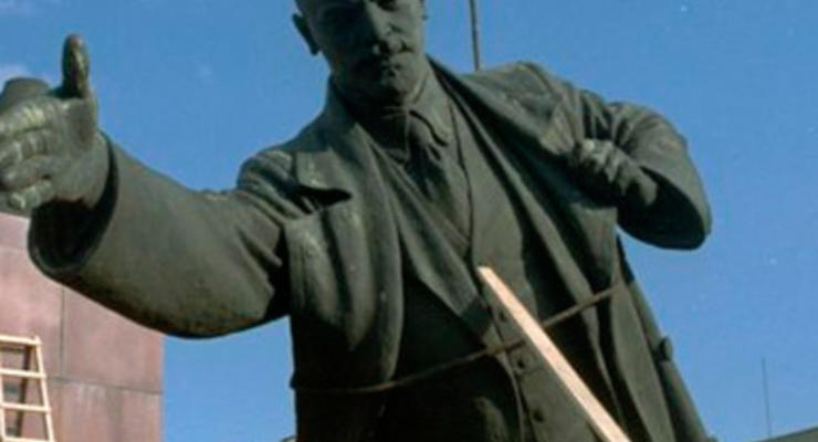 В Харькове снесли еще два памятника Ленину