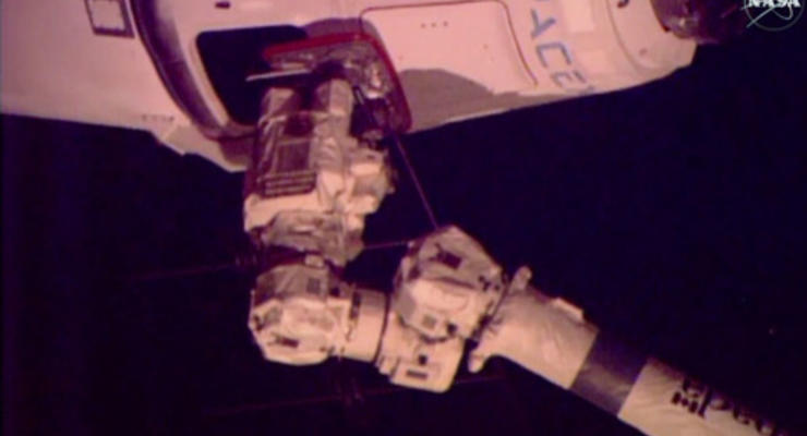 NASA: Космический грузовик Dragon пристыковался к МКС на два дня позже, чем планировалось