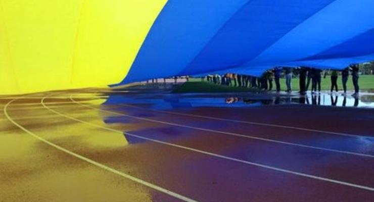 В прифронтовом Артемовске развернули огромный флаг Украины