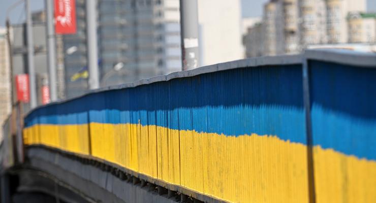 В Киеве желто-голубые заборы перекрашивают в серый цвет