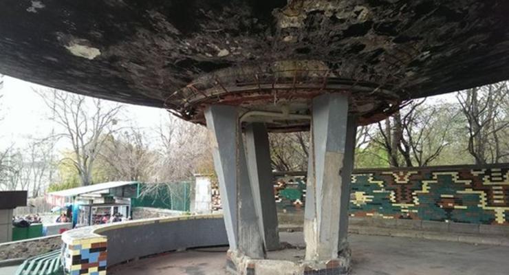 В Киевском ботсаду бетонный "гриб" может рухнуть на посетителей