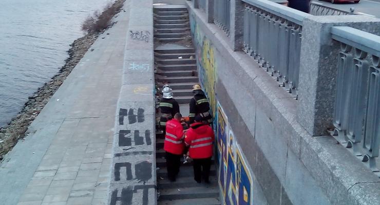 В Киеве обрушилась часть моста. Пострадал молодой парень