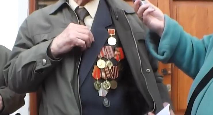 В России двое ветеранов ВОВ вернули медали в знак протеста