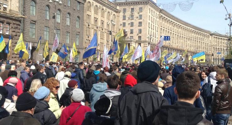 В Киеве протестующие возле КГГА перекрыли Крещатик