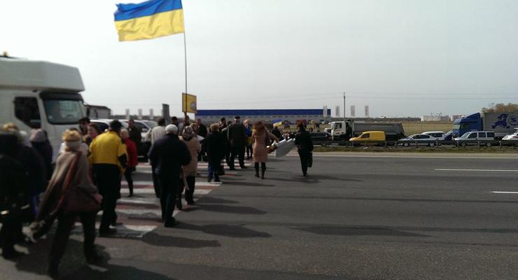 Митингующие перекрыли Кольцевую дорогу и улицу Грушевского