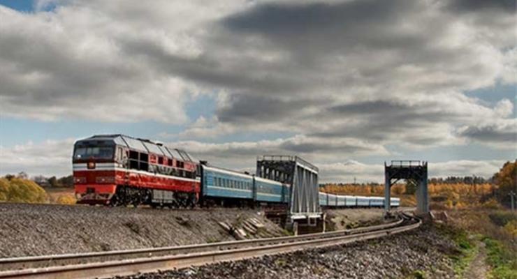 В Донецкой области на ходу подорвали поезд, движение остановлено