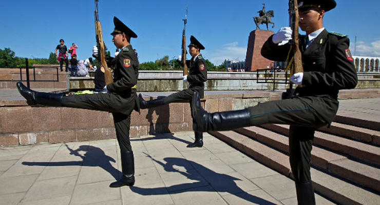 Президент Киргизии перенес парад на 7 мая, чтобы 9 числа поехать к Путину