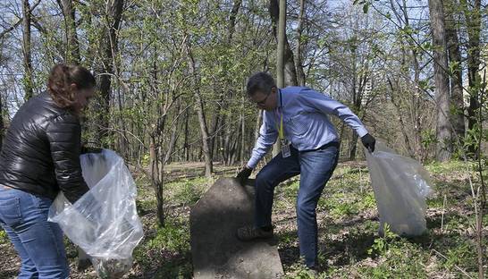 Посол США в Украине убрал мусор в столичном парке