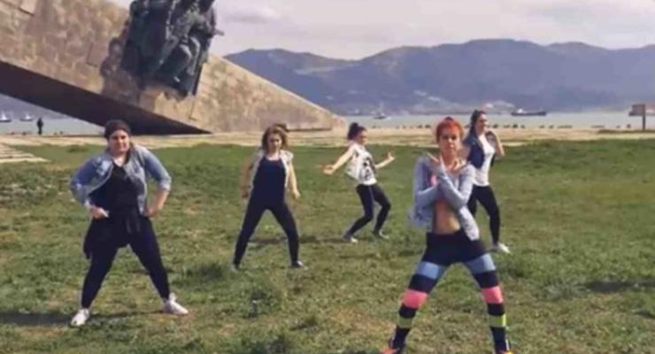 В Новороссийске трех девушек арестовали на 15 суток за танец у мемориала "Малая земля"