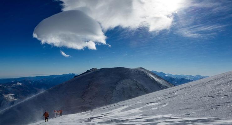 На Эвересте под лавинами погибли 17 альпинистов, в том числе &ndash; топ-менеджер Google