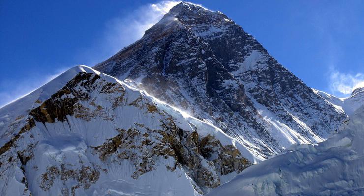 Число жертв схождения лавин на Эвересте выросло до 65