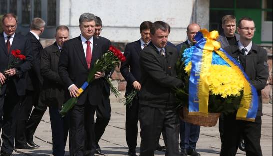 Порошенко почтил память героев-ликвидаторов аварии на ЧАЭС