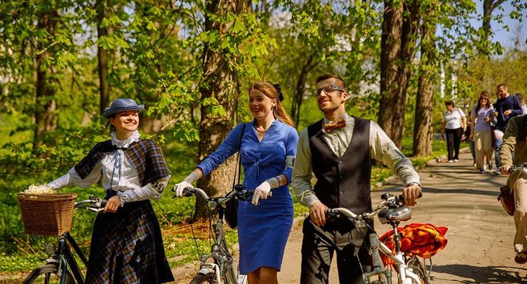 Леди и джентльмены на велосипедах: в Киеве прошел велопробег Ретро Круиз 2015