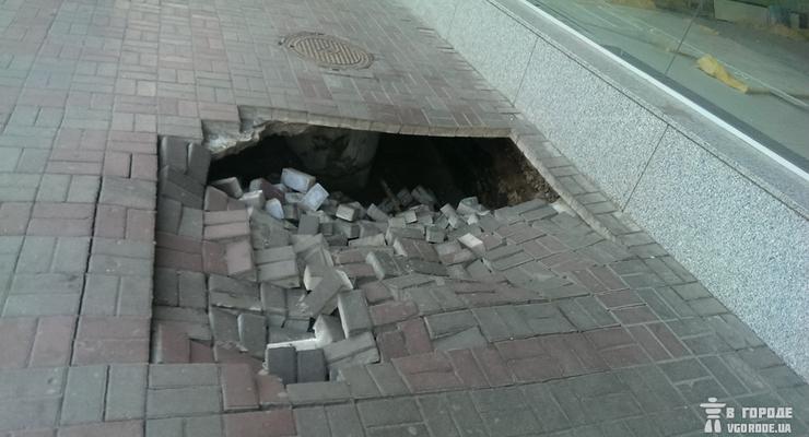 В центре Киева провалился тротуар