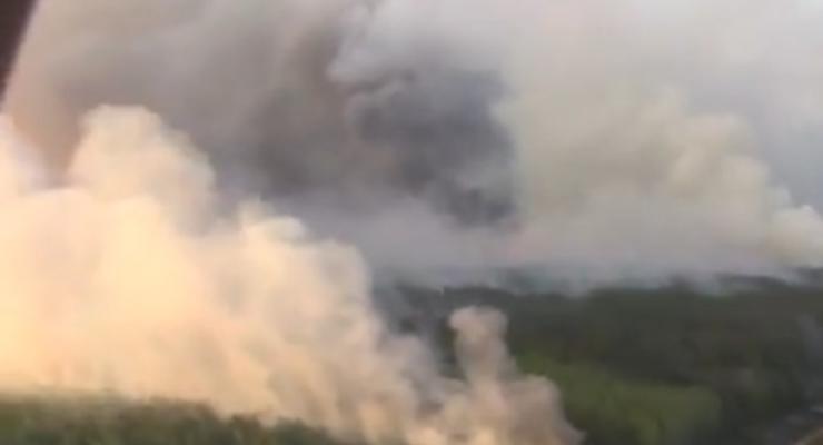 Масштабный пожар в 20 километрах от ЧАЭС: видео с вертолета