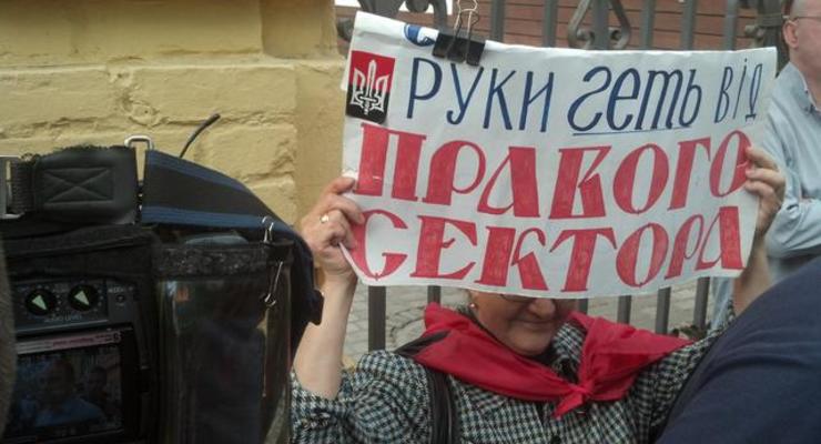 "Порошенко, выходи": Несколько сотен активистов Правого сектора протестуют под АП