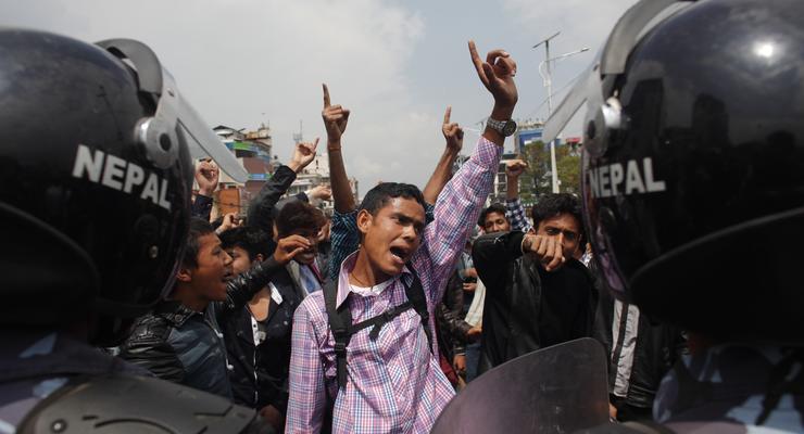 В Непале начались протесты, люди массово бегут из Катманду