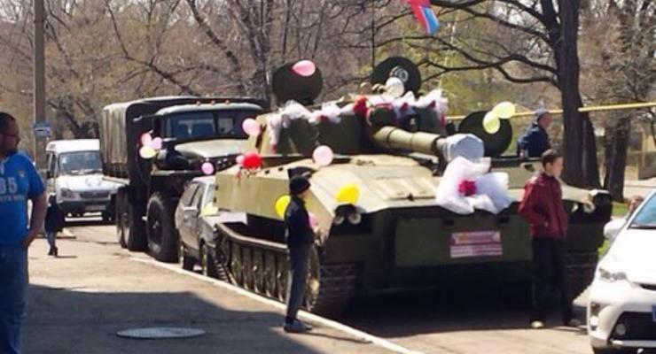Жизнь в Донецке: пустые улицы, стихийная торговля и свадьбы на танках