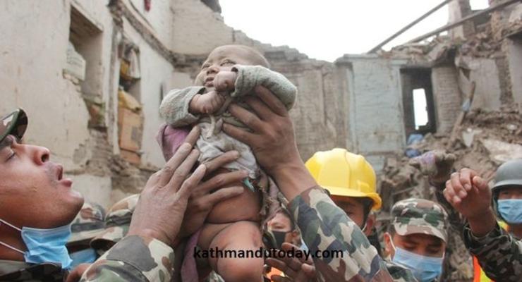 В Непале из-под завалов спасли четырехмесячного ребенка