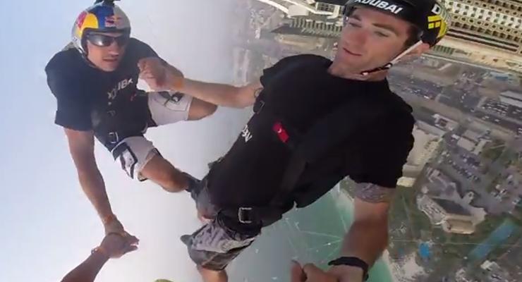 Более 550 человек прыгнули с парашютами с самого высокого здания в мире