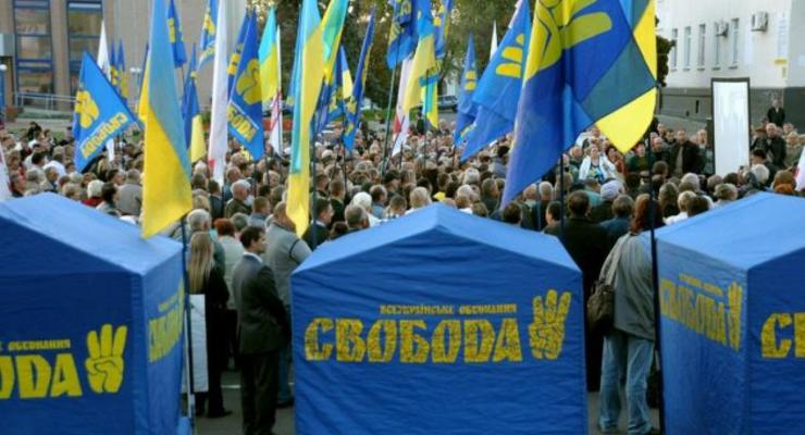 В Киеве возле бывшего памятника Ленину собираются свободовцы
