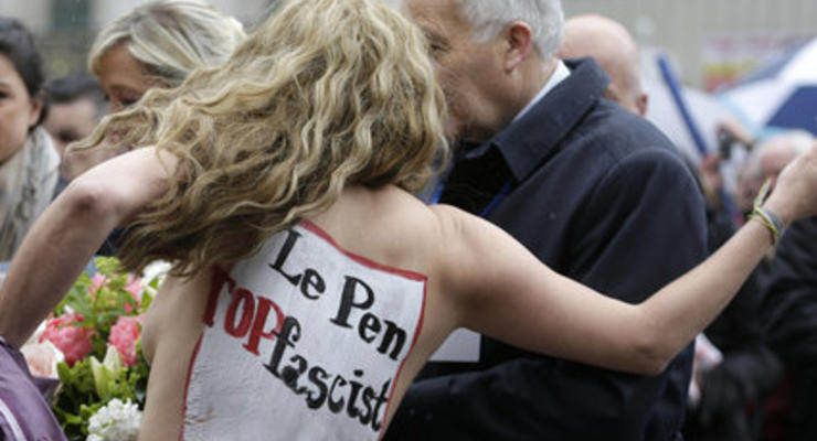 В Париже Femen провели акцию протеста на первомайской демонстрации