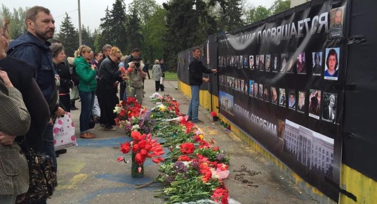 В Одессе вспоминают трагедию 2 мая: Антимайдан завесил черным сине-желтый забор