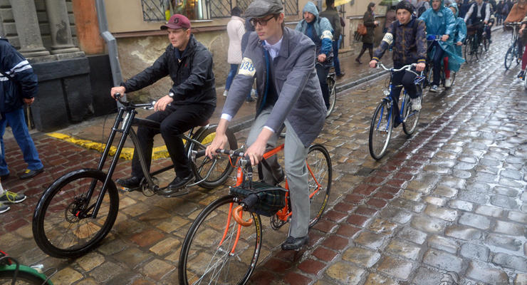 Во Львове устроили ретрозаезд на велосипедах