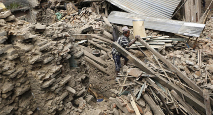 В Непале 105-летный мужчина спасен из-под завалов после недели поисков