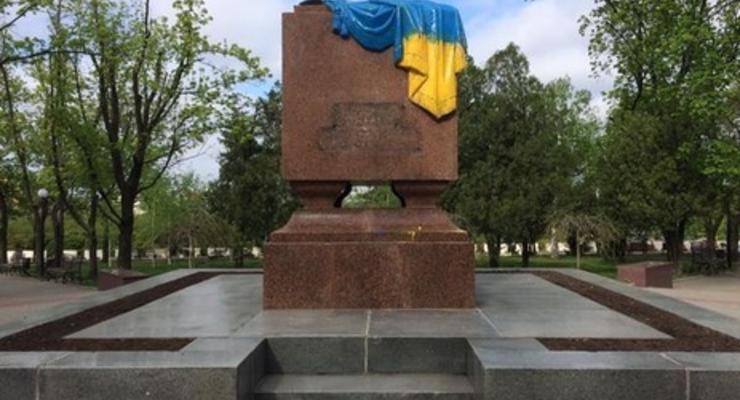 МВД: В Харькове неизвестные повторно раскрасили "Вечный огонь" в цвета украинского флага