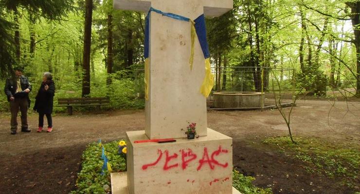 В Мюнхене вандалы в очередной раз осквернили могилу Бандеры