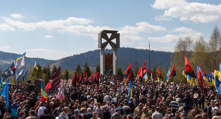 Тысячи человек отпраздновали 100-летие победы сечевых стрельцов на горе Маковка