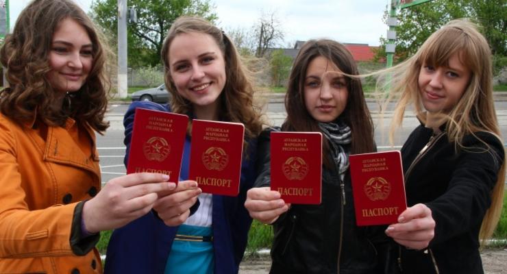 В Луганске выдали первые "паспорта" ЛНР