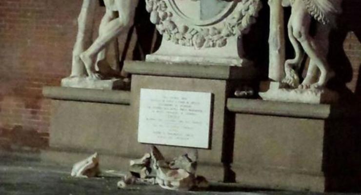 В Италии туристы повредили древнюю статую Геркулеса, делая селфи