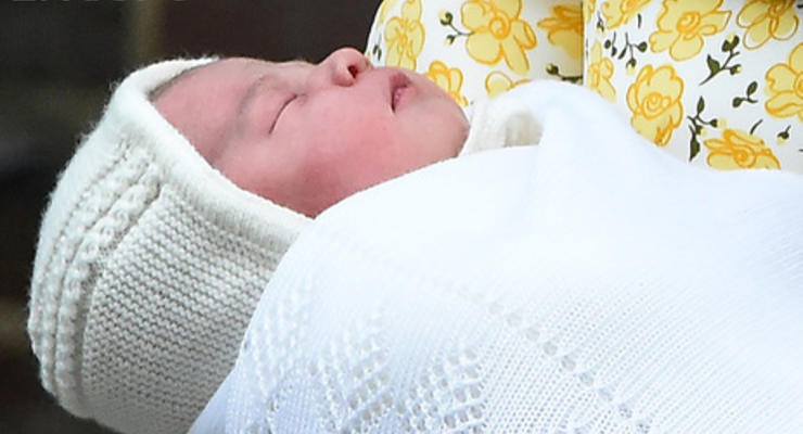 Королева Елизавета II впервые навестила новорожденную принцессу Шарлотту