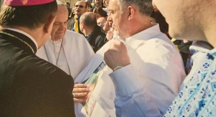 Папа Римский получил футболку с изображением Савченко
