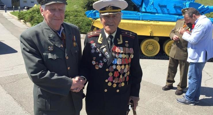 Ветераны УПА и Красной армии публично пожали друг другу руки