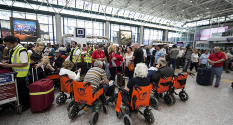 В Риме из-за пожара в аэропорту отменены более 200 внутренних и европейских рейсов