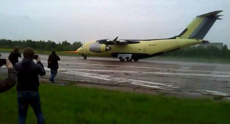 Новый украинский самолет Ан-178 впервые поднялся в небо