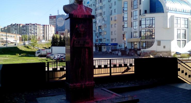 В Липецке облили розовой краской новый памятник Сталину