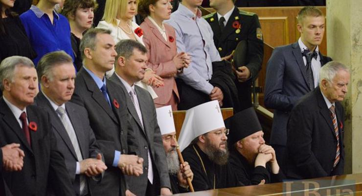 Попы УПЦ МП не встали во время зачитывания имен бойцов АТО – героев Украины