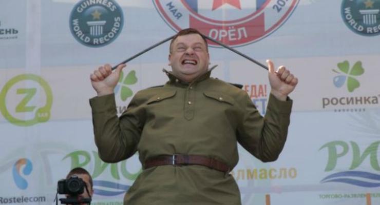 Главный физрук Орловской области согнул о голову 12 металлических прутьев