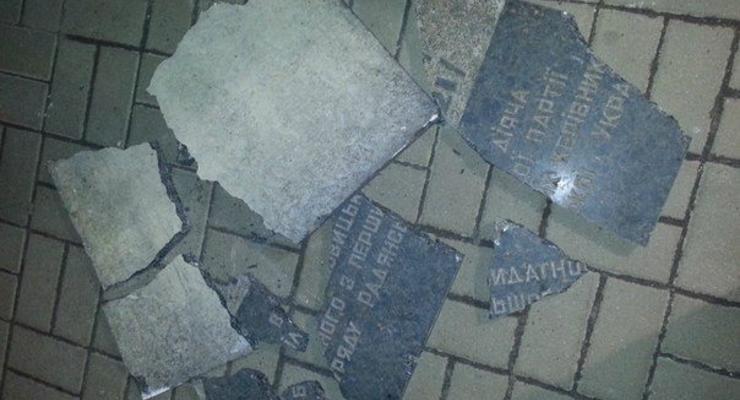 В Киеве уничтожили памятную доску основателю Донецко-Криворожской Советской Республики
