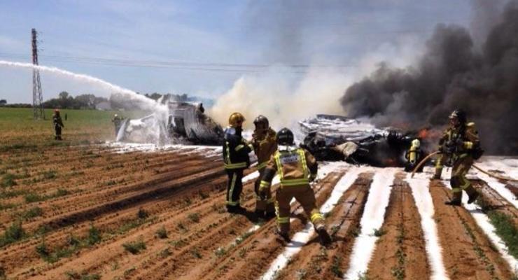 В испанской Севилье разбился военный самолет, 10 человек погибли