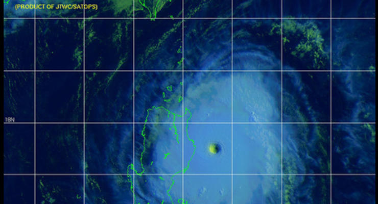 На Филиппинах в связи с надвигающимся тайфуном эвакуируют тысячи людей