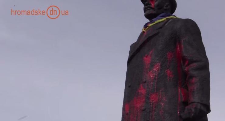 В Славянске памятник Ленину забросали краской